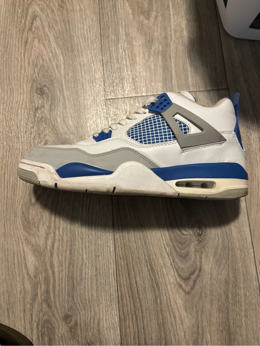 Jordan Men's White and Royal Blue Retro Basketball Sneaker